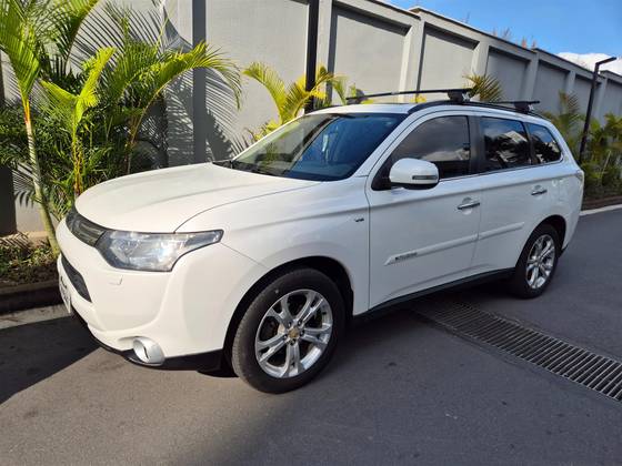 MITSUBISHI OUTLANDER 3.0 GT 4X4 V6 24V GASOLINA 4P AUTOMÁTICO MITSUBISHI OUTLANDER 3.0 GT 4X4 V6 24V GASOLINA 4P AUTOMÁTICO